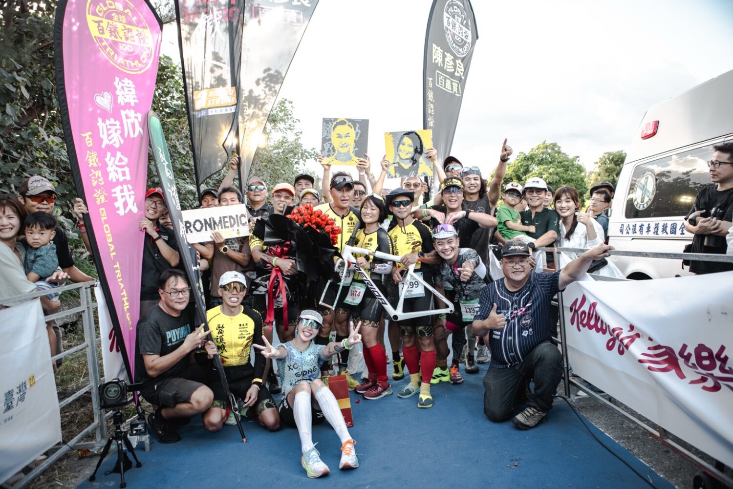 全球首見!百朵樂高玫瑰現身鐵人終點 醫護鐵人創辦人陳彥良浪漫求婚成功 | 索引新聞 INDEX News 醫護鐵人團隊與親友見證這場感人時刻,陳彥良在終點前以百朵樂高玫瑰花與自行車架向洪緯欣求婚成功,現場氣氛沸騰。(圖/記者張家燁翻攝)
