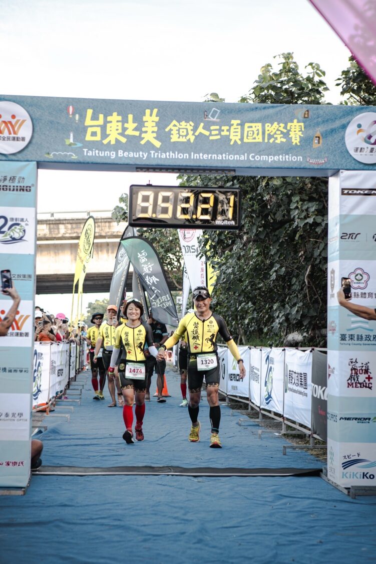 全球首見!百朵樂高玫瑰現身鐵人終點 醫護鐵人創辦人陳彥良浪漫求婚成功 | 索引新聞 INDEX News 陳彥良(右)與洪緯欣(左)完成113公里賽程攜手通過「台東之美鐵人三項國際賽」終點線,象徵愛與鐵人精神的雙重勝利。(圖/記者張家燁翻攝)