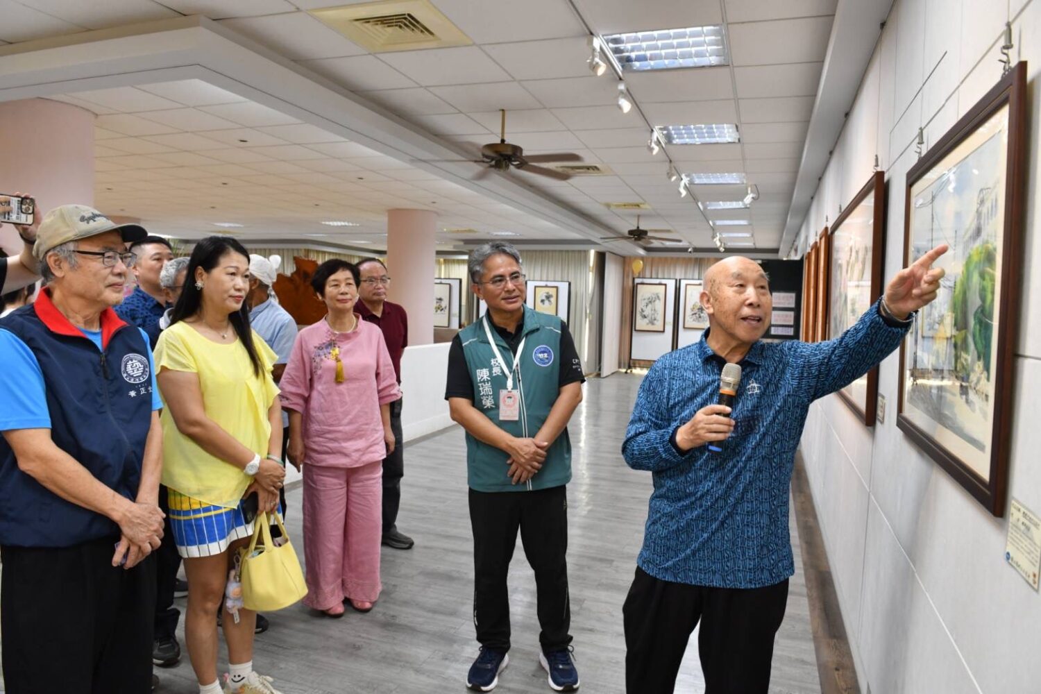 溪畔藝廊趙明書畫回顧展 陽明交大附中改隸紀念首航 | 索引新聞 INDEX News 趙明神采奕奕導覽他偶然寫生於32年前的作品--興建中的竹北高中,彩墨情 緣彌足珍貴。(圖/記者黃溎芬翻攝)