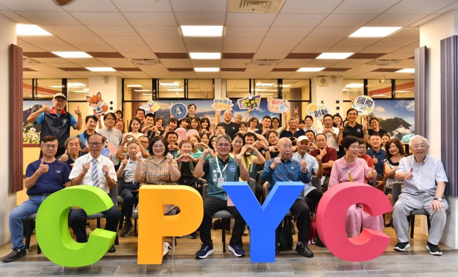 溪畔藝廊趙明書畫回顧展 陽明交大附中改隸紀念首航 | 索引新聞 INDEX News 國立陽明交大附中校長陳瑞榮率領團隊,與藝文界真善美貴賓們歡喜大合影。(圖/記者黃溎芬翻攝)