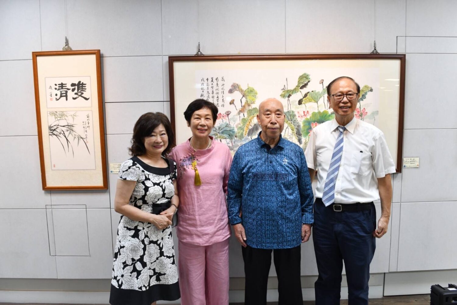 溪畔藝廊趙明書畫回顧展 陽明交大附中改隸紀念首航 | 索引新聞 INDEX News 趙明教授夫妻與前來祝賀的台藝大新竹校友會前會長劉成豪、呂麗華合影。(圖/記者黃溎芬翻攝)