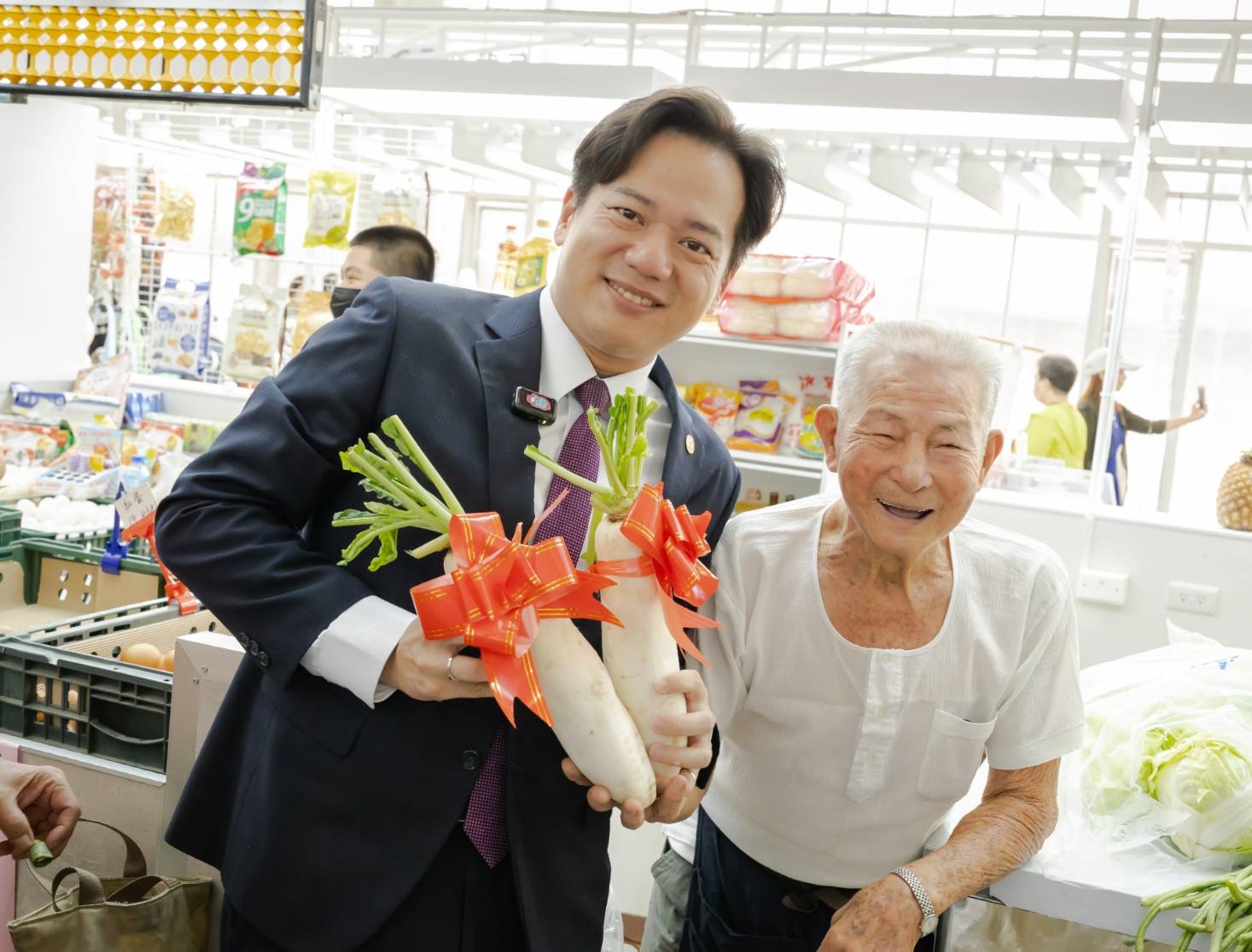 北門市場嶄新亮相開幕 老市場變身新竹市購物新天地 | 索引新聞 INDEX News 邱臣遠代理市長巡攤時向高齡92歲老攤商阿輝伯致意。(圖/記者黃溎芬翻攝)