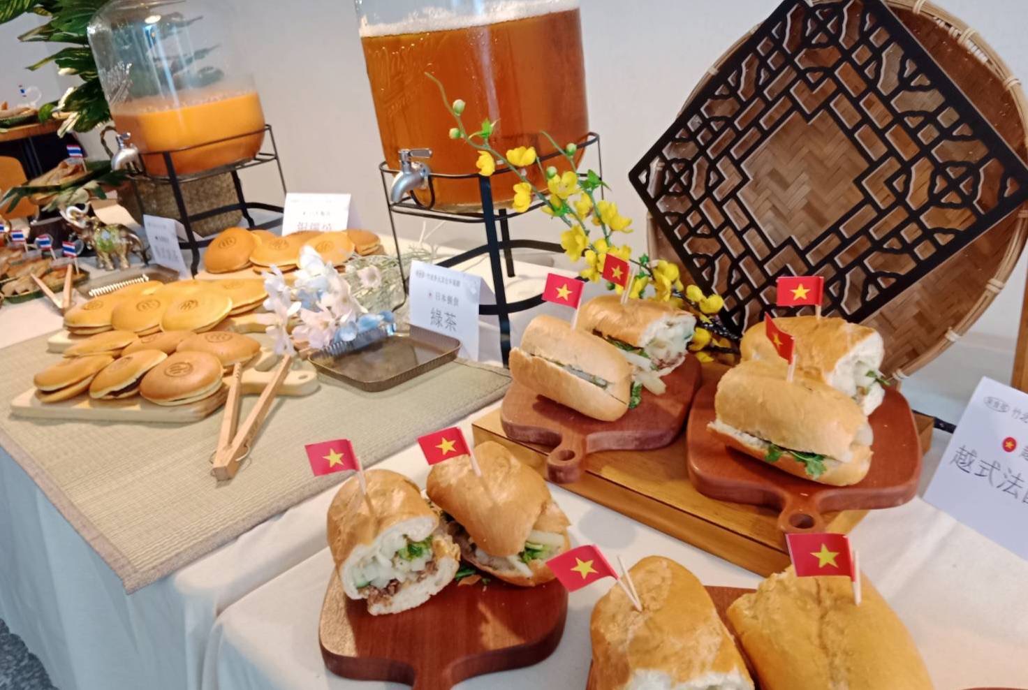 竹北豪魅力跨文化融合 熱推午茶節用味蕾品世界 越南餐食組以法國長棍夾蔬菜與鹹香肉片,搭配檸檬綠茶品出清爽層次。(圖/記者黃溎芬翻攝)