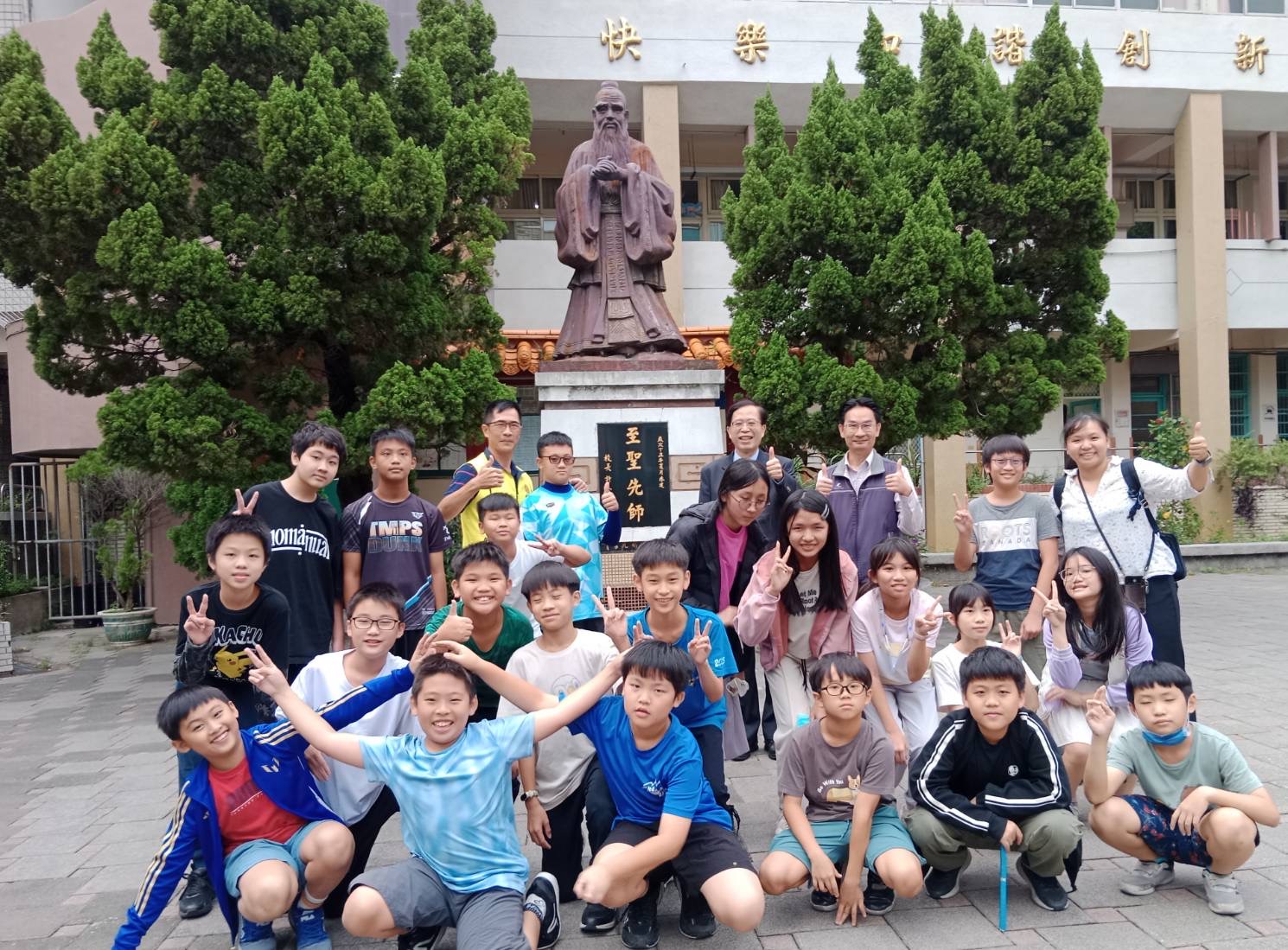 優閱書箱智慧同步直送到校 新竹市攜手師大簽署SR適性閱讀協議 師大副校長宋曜廷到東門國小完成簽署後,與師生們開心合影,揭開智慧閱讀新篇章。(圖/記者黃溎芬攝影)