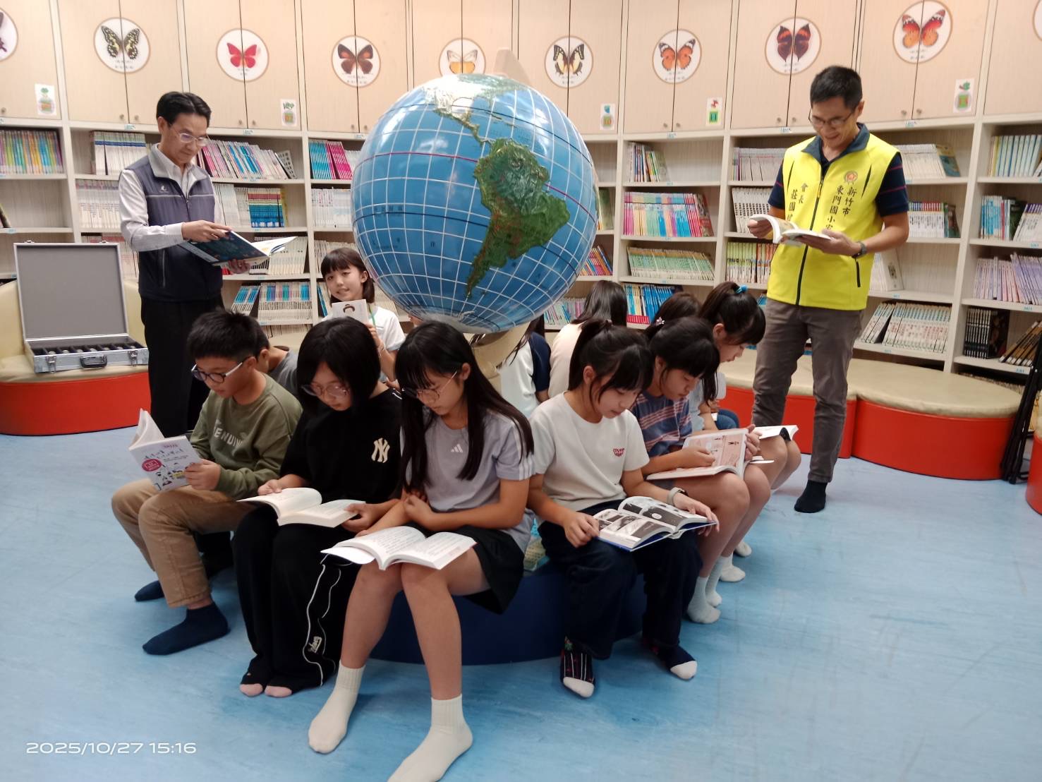 優閱書箱智慧同步直送到校 新竹市攜手師大簽署SR適性閱讀協議 新竹市東門國小校長林啓誠偕領師生們,展開地球公民智慧好優閱。(圖/記者黃溎芬攝影)