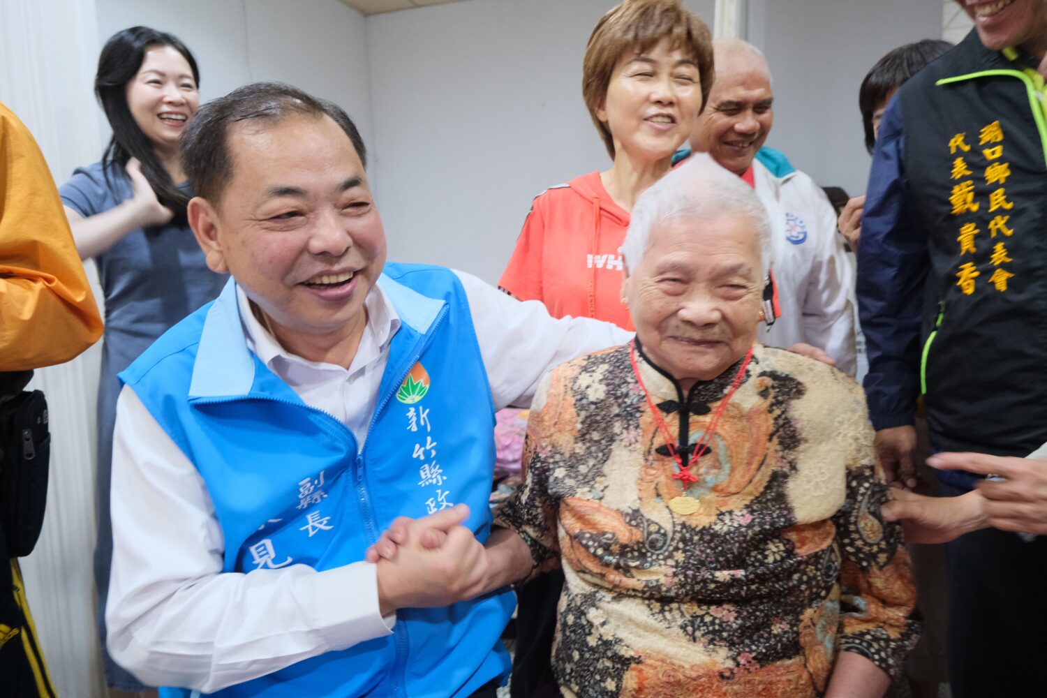 竹縣陳見賢副縣長向百歲人瑞獻賀禮 大家歡敘笑得合不攏嘴 陳副縣長與百歲婆婆相約明年見。(圖/記者黃溎芬翻攝)