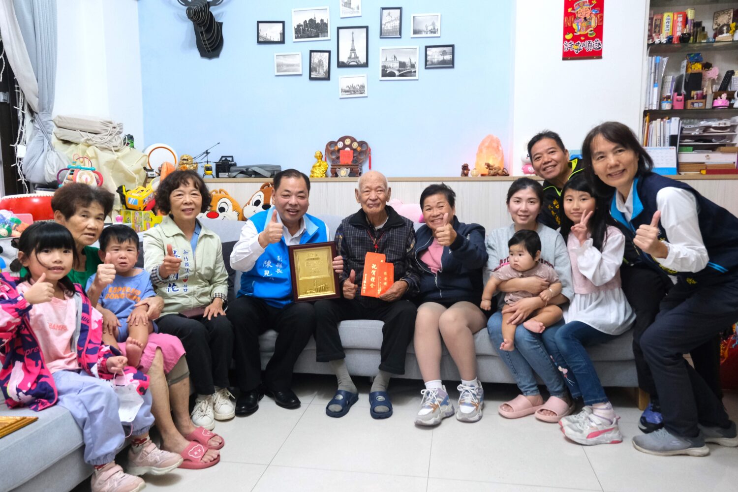 竹縣陳見賢副縣長向百歲人瑞獻賀禮 大家歡敘笑得合不攏嘴 戴榮耀爺爺三代養生之道,不菸不酒,家屬說他愛吃甜食。(圖/記者黃溎芬翻攝)