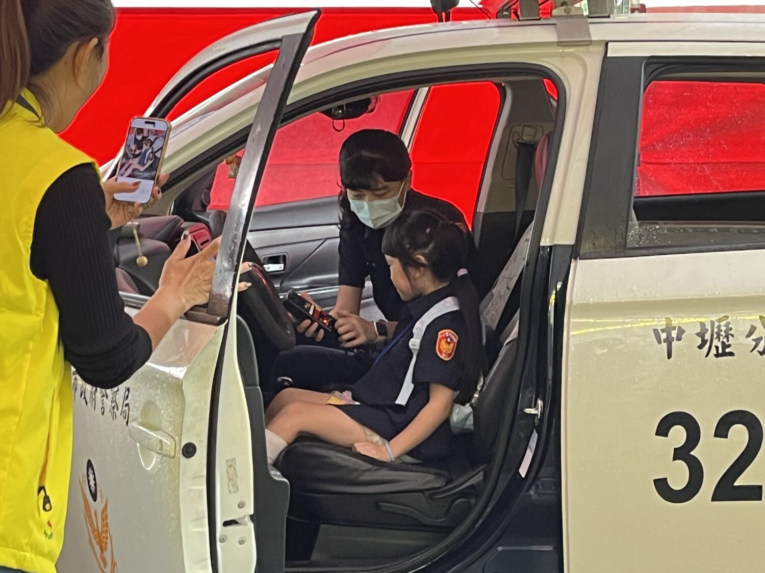 「小小警察營」登場! 國小學童闖關體驗警察生活喊:「超級帥!」 現場有「射擊體驗站」、「警用裝備+警車體驗站」等關卡提供小朋友體驗警察實際工作。(圖/記者崔兆慧 攝)