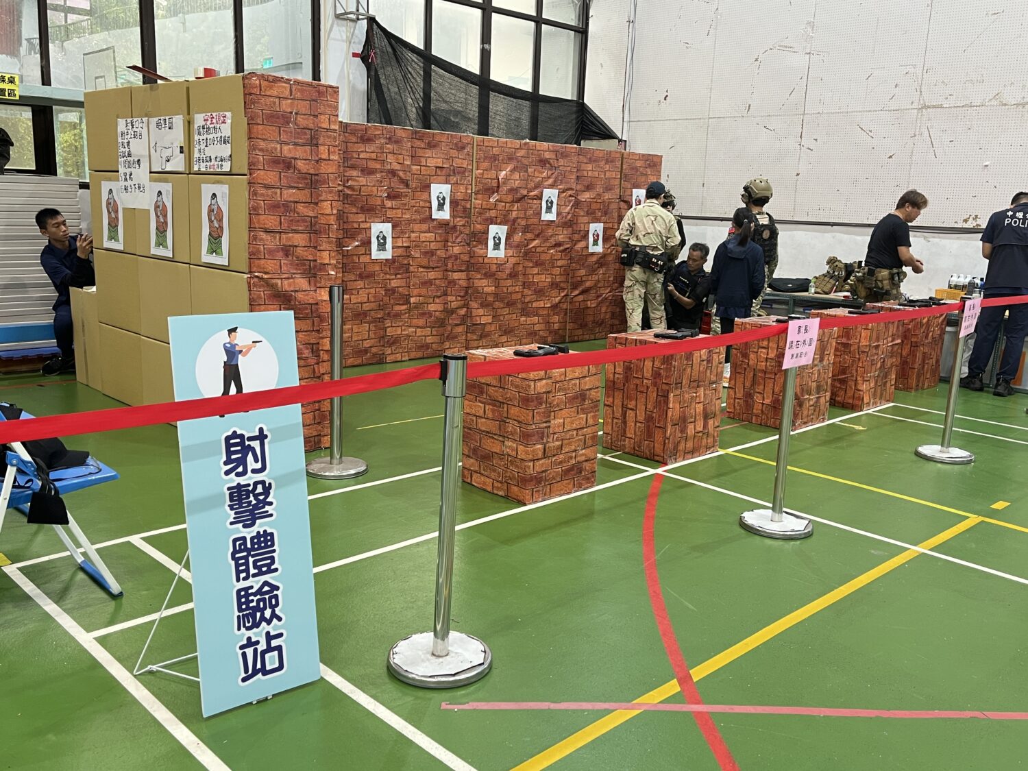 「小小警察營」登場! 國小學童闖關體驗警察生活喊:「超級帥!」 現場有「射擊體驗站」、「警用裝備+警車體驗站」等關卡提供小朋友體驗警察實際工作。(圖/記者崔兆慧 攝)