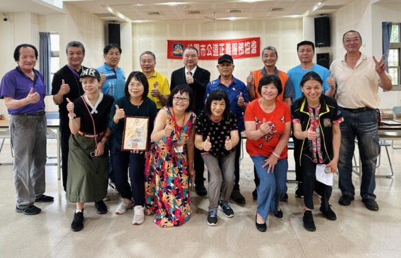 劉承武點出公益真諦:唯有行動才能改變社會冷漠 | 索引新聞 INDEX News 桃園公道正義服務協會與全國被害人權協會攜手舉辦「中元感恩送禮」公益活動,理事長劉承武與貴賓、志工合影留念。(圖/記者林照東翻攝)