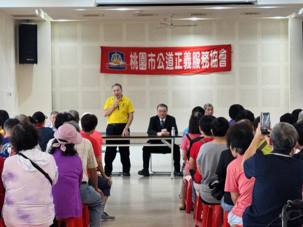 劉承武點出公益真諦:唯有行動才能改變社會冷漠 | 索引新聞 INDEX News 活動現場由全國被害人權協會理事長劉承武與前衛生署署長進行公益講座,吸引長者專心聆聽。(圖/記者林照東翻攝)