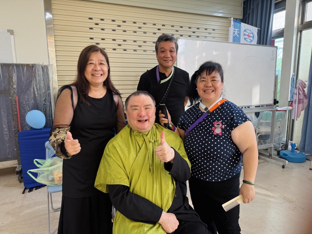 劉承武點出公益真諦:唯有行動才能改變社會冷漠 | 索引新聞 INDEX News 現場義工熱情投入,協助長者生活需求,營造溫馨氛圍,公益精神處處展現。(圖/記者林照東翻攝)