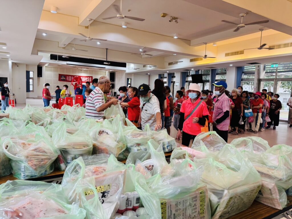 劉承武點出公益真諦:唯有行動才能改變社會冷漠 | 索引新聞 INDEX News 活動準備豐富物資,義工協助逐一發放給108位弱勢長者,場面溫馨感人。(圖/記者林照東翻攝)