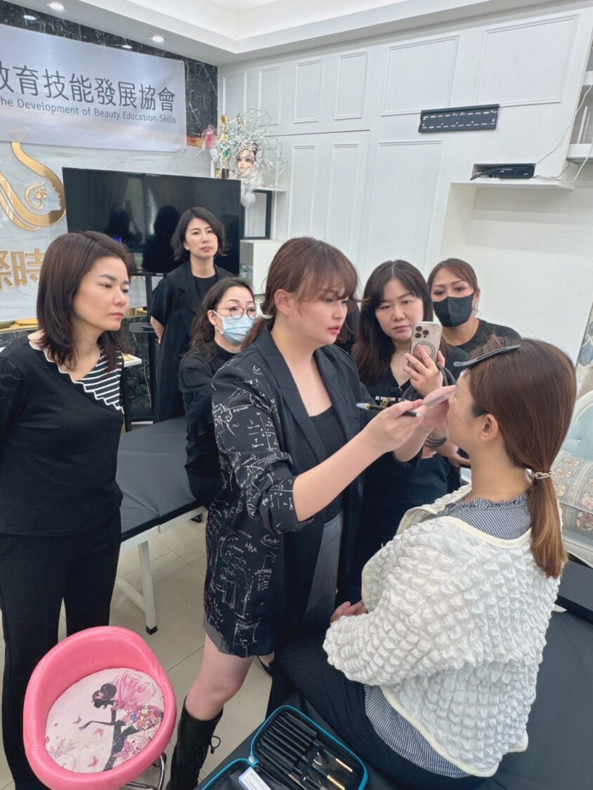 美業導師李孟蒖:讓品牌有靈魂讓作品會呼吸 | 索引新聞 INDEX News 李孟蒖老師(中)於中華國際美業教育技能發展協會授課現場示範紋繡操作,透過專業實作與個別指導,提升學員專業技巧與作品美感。(圖/李孟蒖提供)
