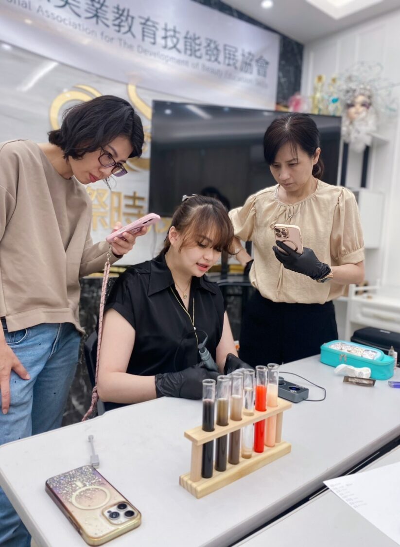 美業導師李孟蒖:讓品牌有靈魂讓作品會呼吸 | 索引新聞 INDEX News 李孟蒖老師於課堂中親自指導學員眉型設計與色彩運用,展現教育者細膩與專注的一面,強調「自然、剛剛好」的品牌美學精神。(圖/李孟蒖提供)