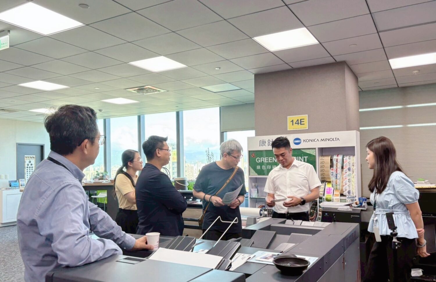 從印刷電商到智慧製造 印事攜手康鈦科技推動AI數位升級 | 索引新聞 INDEX News 康鈦科技展示「AccurioPro Flux」智慧印刷管理系統,說明AI自動排程與雲端拼版技術如何協助印刷業者提升效率。(圖/記者林照東翻攝)