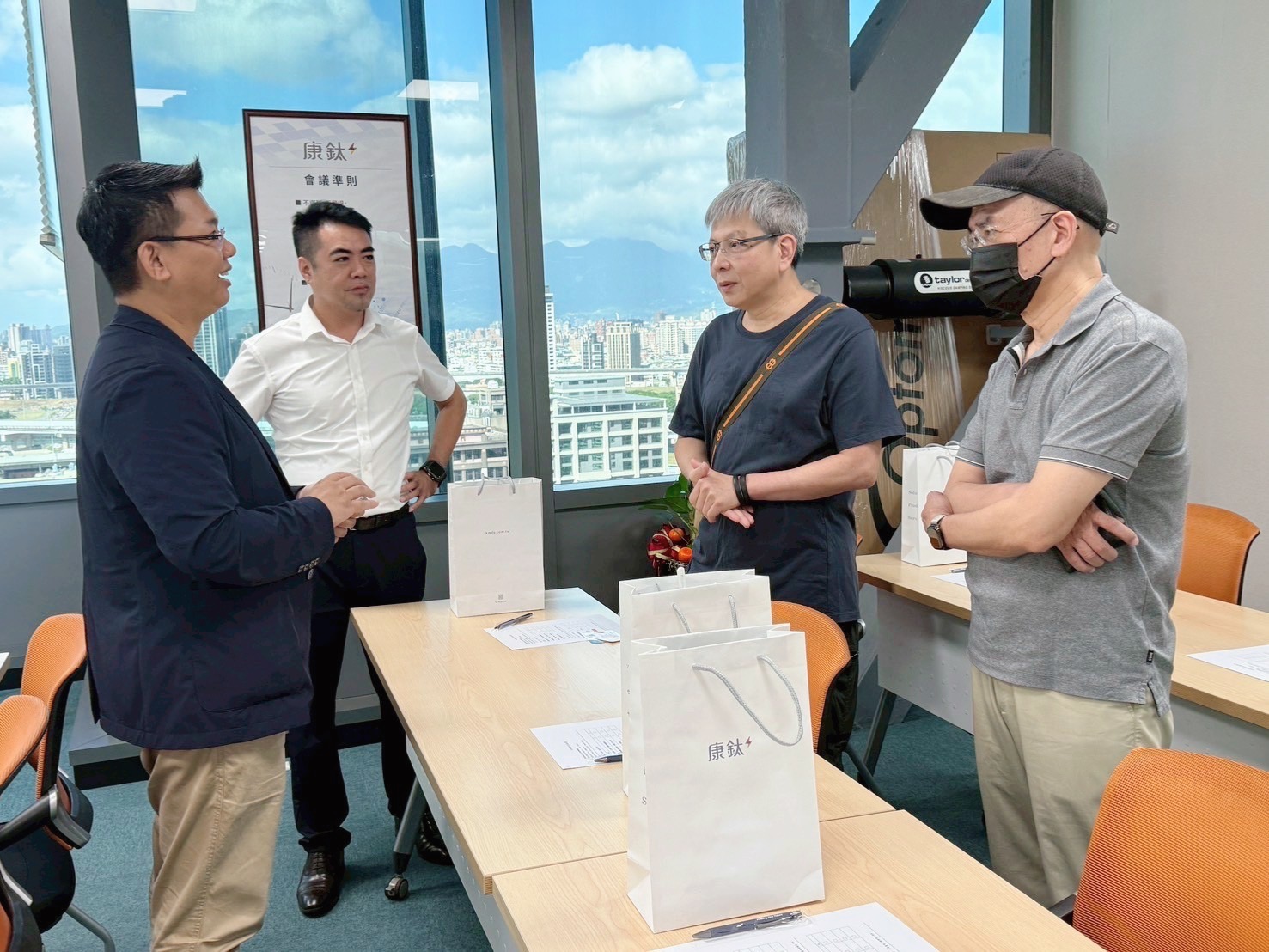 從印刷電商到智慧製造 印事攜手康鈦科技推動AI數位升級 | 索引新聞 INDEX News 印事平台共同創辦人吳瑞峰(左一)與康鈦科技專案經理許志豪(左二)於論壇現場交流印刷業AI整合應用方向。(圖/記者林照東翻攝)