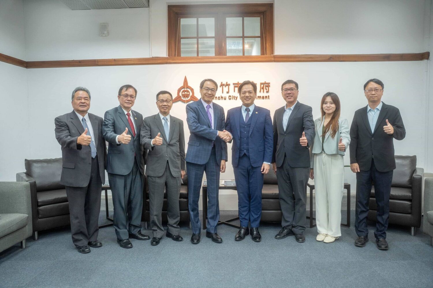 世界台商總會團隊拜會竹市府 邱臣遠代理市長:攜手深化產業交流 | 索引新聞 INDEX News 世界台灣商會聯合總會總會長熊強生(左五)率團拜會新竹市政府,與代理市長邱臣遠(右四)進行交流,雙方就產業科技與經貿合作議題交換意見,共促城市永續發展。(圖/記者林照東翻攝)