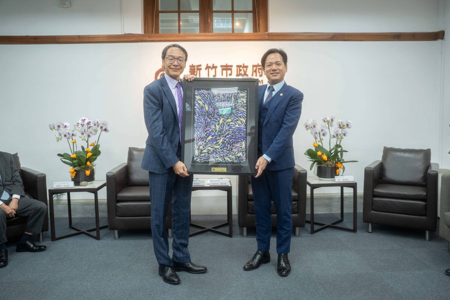 世界台商總會團隊拜會竹市府 邱臣遠代理市長:攜手深化產業交流 | 索引新聞 INDEX News 世界台灣商會聯合總會總會長熊強生(左)回贈藝術作品予邱臣遠代理市長(右),象徵雙方友誼長存、合作共榮。(圖/記者林照東翻攝)