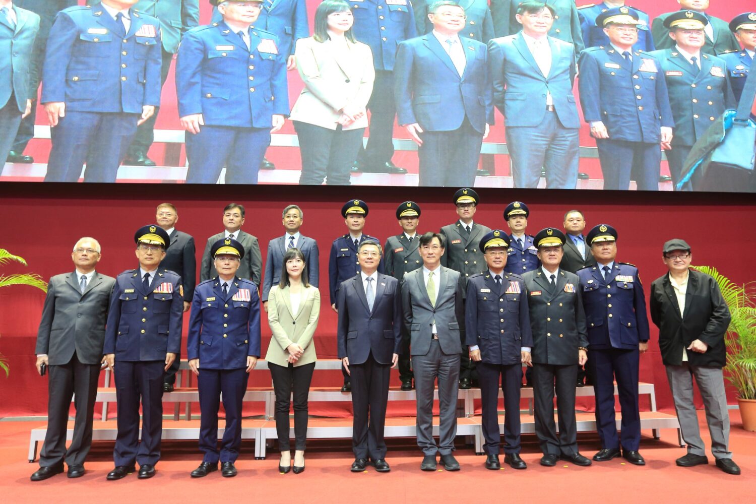 「警專80週年校慶大會」行政院長卓榮泰期勉同學與時俱進 | 索引新聞 INDEX News 警察專科學校80週年校慶大會貴賓與師生合影,場面隆重莊嚴,展現警專教育成果與治安使命傳承精神。(圖/記者林照東翻攝)