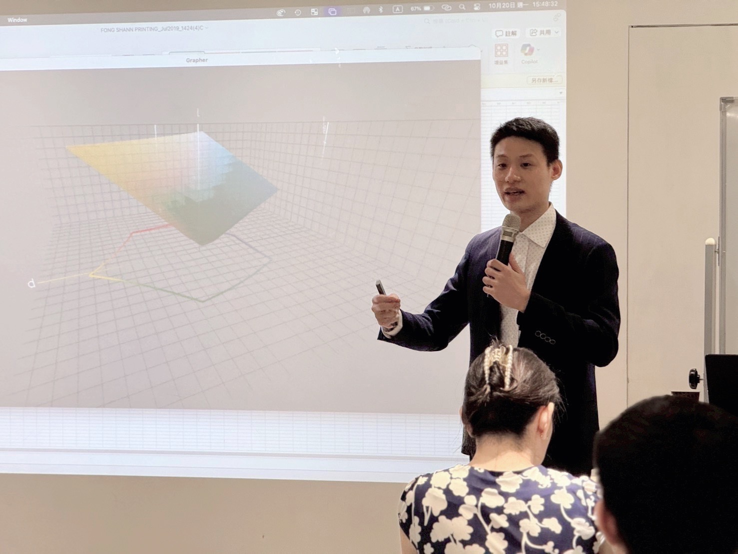 結合AI智能管理與色彩科技 印事科技、東煦色研所共啟印刷產業新篇章 | 索引新聞 INDEX News 東煦色研所創辦人卓訓群於論壇現場講解AI如何應用於色彩數據化管理,吸引眾多印刷業者關注色彩標準化議題。(圖/記者林照東攝)