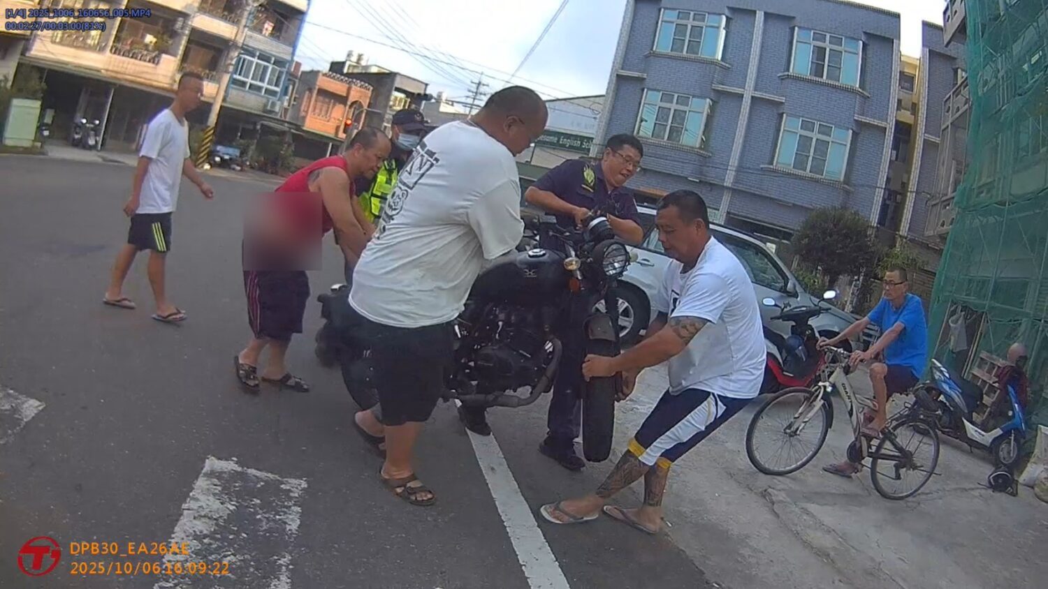 湖內警化身「清道夫」連日搶救危險路況 掃泥土+清油漬維護交通 | 索引新聞 INDEX News 湖內員警協助清汙移車 維護你我用路環境。〈圖/記者蔡宗武翻攝〉