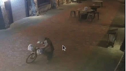 駁二慶生驚變調!女訂製蛋糕放桌上 遭「飢餓怪客」邊走邊吃全清空 | 索引新聞 INDEX News 飢餓難耐!男子邊走邊吃他人慶生蛋糕 3小時內遭警送辦。〈圖/記者蔡宗武翻攝〉