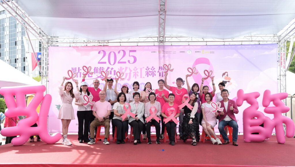TBCA集結400人打造粉紅絲帶圖騰 「40–74是妳的事」籲女性定期乳篩 | 索引新聞 INDEX News 中華民國乳癌病友協會理事長黃淑芳、衛生福利部國民健康署林莉茹組長、台北市政府副秘書長王玉芬、立法委員陳菁徽及金曲歌后秀蘭瑪雅一同呼籲40歲至74歲的女性定期進行乳房攝影檢查。(圖片來源:中華民國乳癌病友協會)