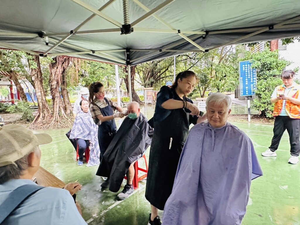 國際獅子會300B2區板橋聯合獅子會關懷重陽 攜手新北議員周勝考為長輩義剪與健康檢測 國際獅子會300B2區板橋聯合獅子會關懷重陽 攜手新北議員周勝考為長輩義剪與健康檢測