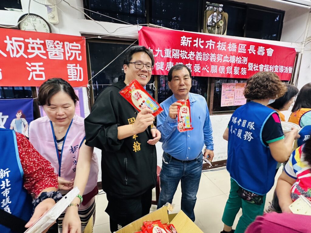 國際獅子會300B2區板橋聯合獅子會關懷重陽 攜手新北議員周勝考為長輩義剪與健康檢測 (圖/國際獅子會300B2區板橋聯合獅子會 提供)