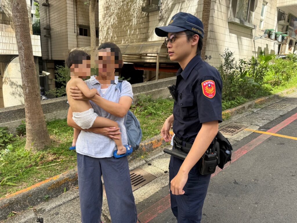 清晨街頭見尿布男童 基二警即刻協助團聚 | 索引新聞 INDEX News 警方於現場慰問男童並協助帶男童返家。(圖/記者薛秀蓮 翻攝)