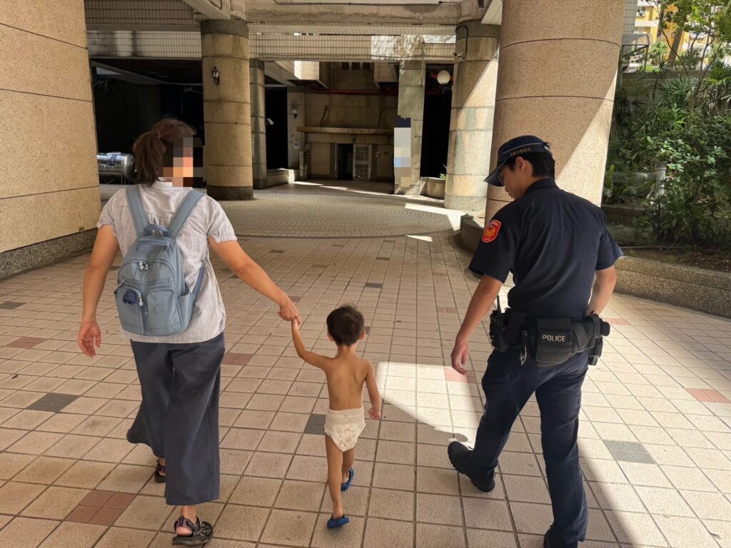 清晨街頭見尿布男童 基二警即刻協助團聚 | 索引新聞 INDEX News 清晨街頭見尿布男童 基二警即刻協助團聚 | 索引新聞 INDEX News