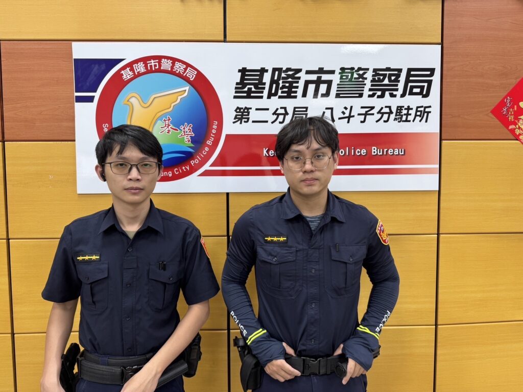 清晨街頭見尿布男童 基二警即刻協助團聚 | 索引新聞 INDEX News 第二分局八斗子分駐所警員羅國倫、温效賢(左至右)。(圖/記者薛秀蓮 翻攝)