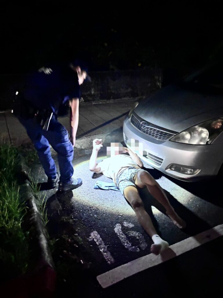 街頭驚見男子倒臥車頭前 基二警即時處置確保安全 | 索引新聞 INDEX News 警方見男子倒臥路邊,主動關心並協助送返家。(圖/記者薛秀蓮 翻攝)