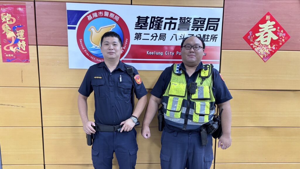 街頭驚見男子倒臥車頭前 基二警即時處置確保安全 | 索引新聞 INDEX News 第二分局八斗子分駐所警員柯仁偉、楊子賢(左至右)。(圖/記者薛秀蓮 翻攝)
