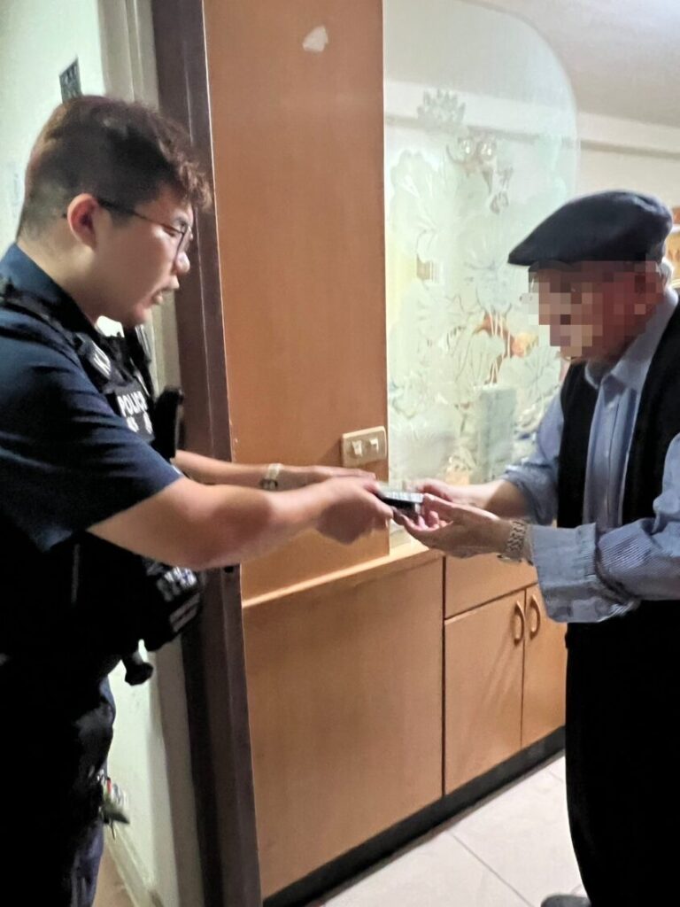 錢包遺失心慌慌 基二警協助找回 警方將錢包發還給老翁。(圖/記者薛秀蓮 翻攝)