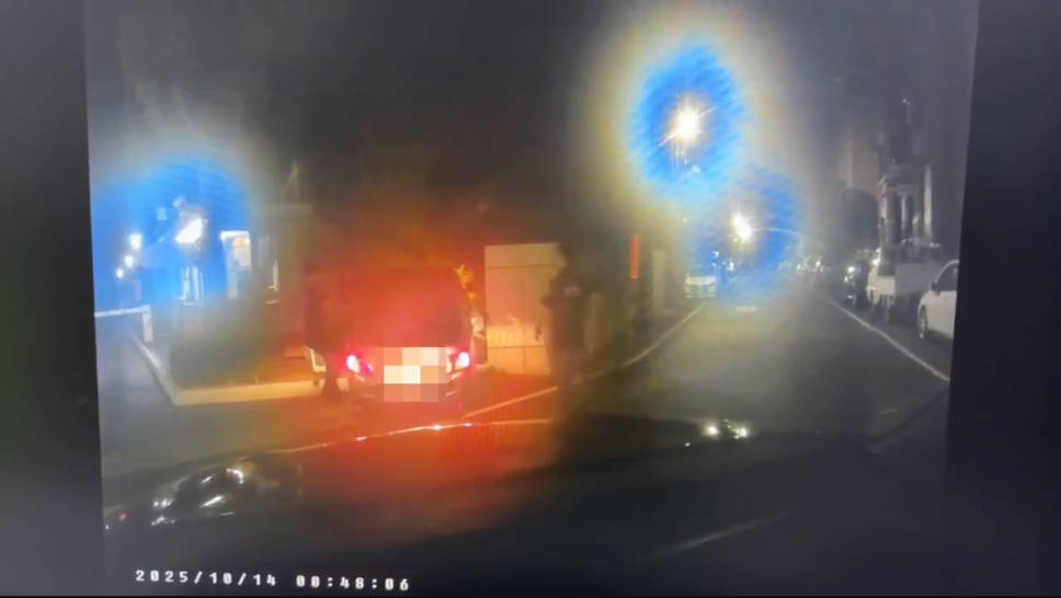 驚險!湖內警攔可疑車反遭攻擊搶裝備 路竹所長負傷鐵腕壓制 | 索引新聞 INDEX News 自小客車內共乘坐5人,除了拒捕的駕駛許男外,還載有26歲的石男(車主)、27歲莊男、25歲黃男,以及16歲陶姓少女。〈圖/記者蔡宗武翻攝〉