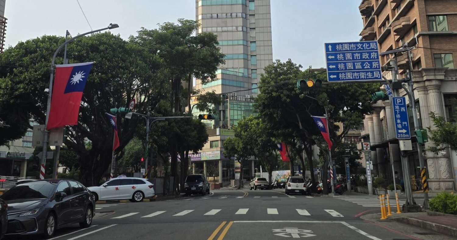 桃園最萌國慶登場!70隻黑貓整隊升旗成焦點 打造最可愛打卡城 | 索引新聞 INDEX News 縣府路上也掛上國旗,和市民一同歡慶國慶。(記者翻攝)