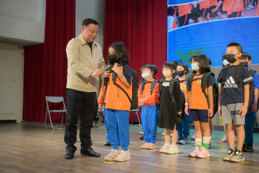 邱奕勝議長發起「背包傳愛」助學行動 用愛為孩子裝滿希望 邱奕勝議長發起「背包傳愛」助學行動 用愛為孩子裝滿希望