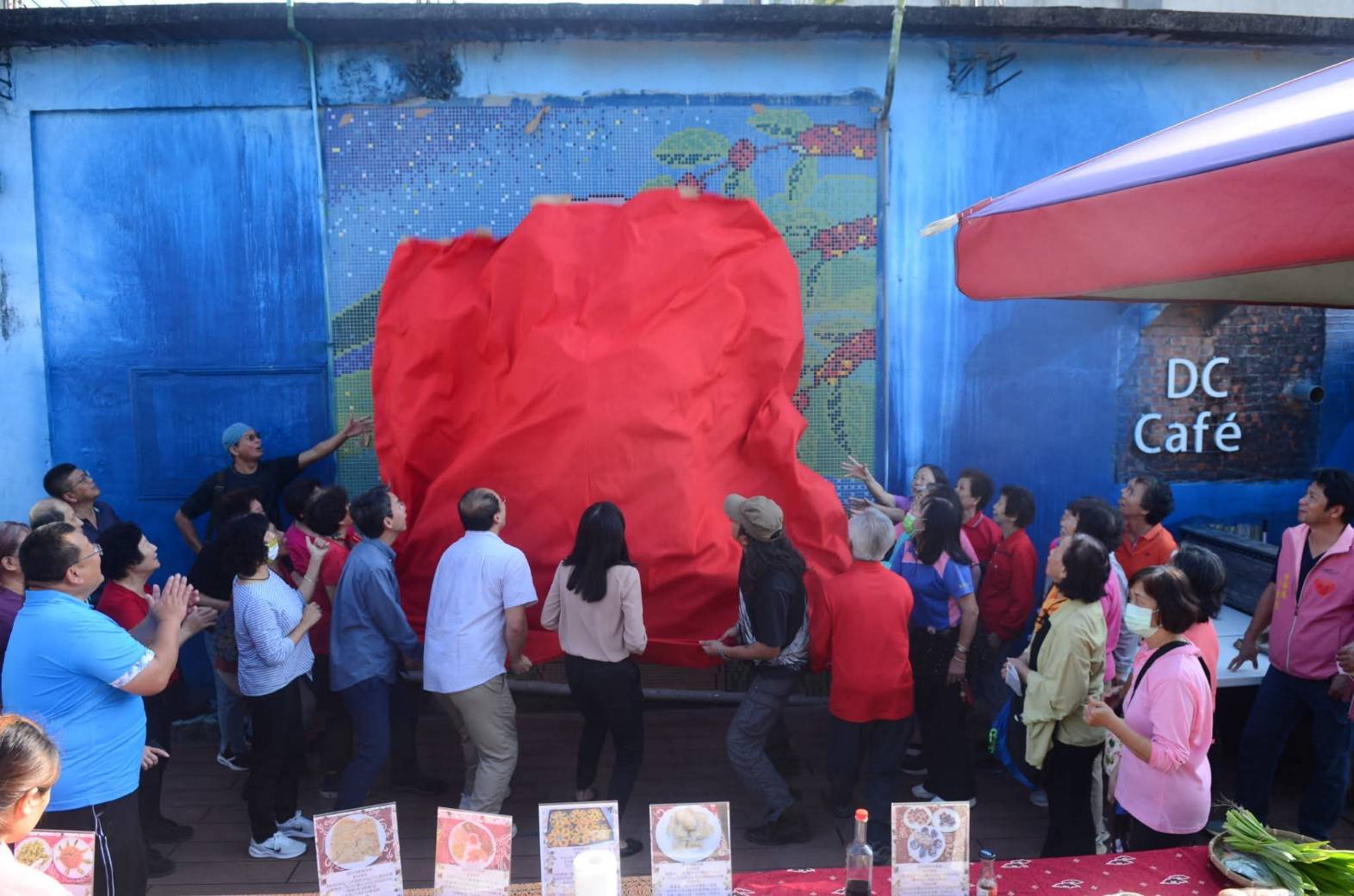 莊家柔區長力推!旗山圓富社區用桌遊、鏡頭說出地方精彩故事 此次揭牌的打卡牆,是居民經公民審議程序共同討論後的成果。〈圖/記者蔡宗武翻攝〉