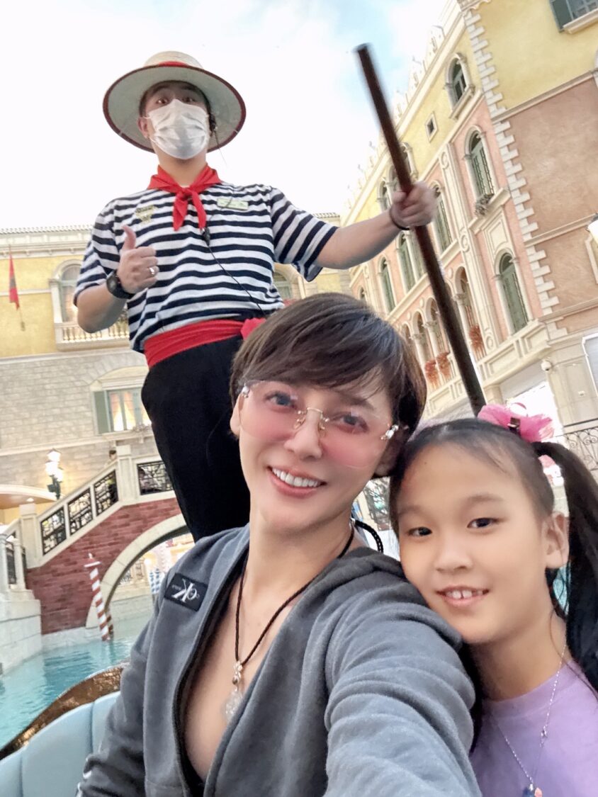 克服五層樓高滑梯!李沛綾「頂艇」帥翻!單獨帶女兒出國實施「魔鬼獨立特訓」 李沛綾驕傲地說:「這次旅行一次教會她!她現在非常懂事獨立,真的讓我很放心。」(圖/民視 提供)