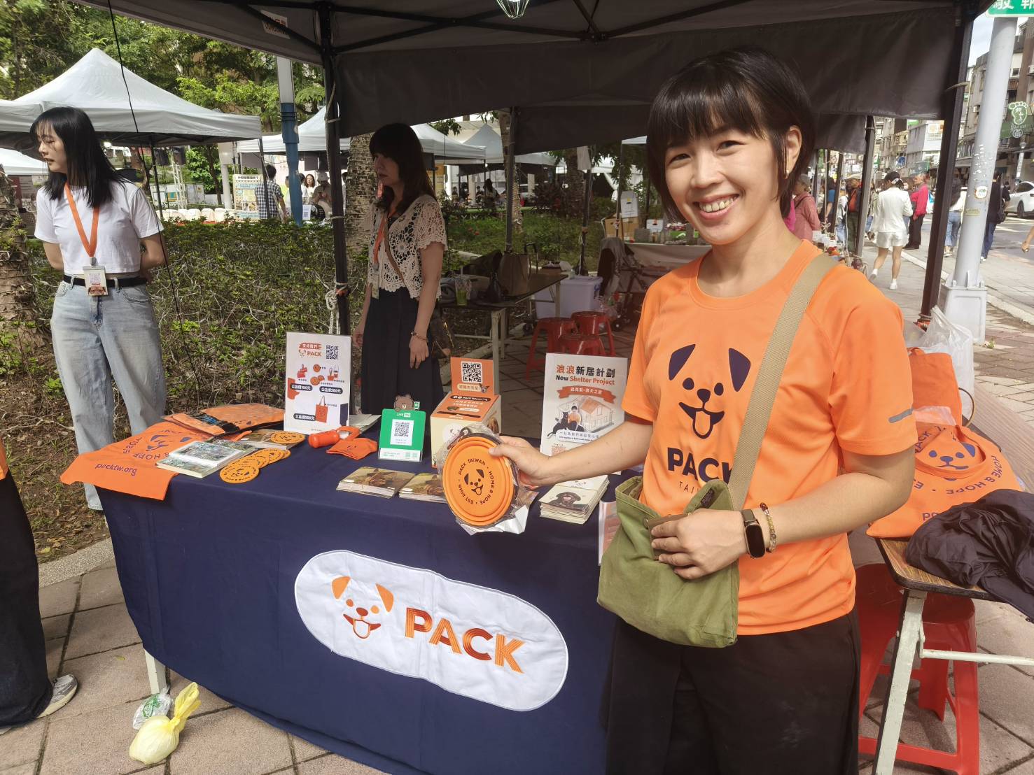 2025 第三屆《公益寵遊會》忠孝SO後方〈瑠公公園〉一場為城市與毛孩打造的永續行動 本屆活動以六大公益免費服務為基礎,包含狂犬病疫苗施打、寵物登記、晶片植入、健康檢查與諮詢,並搭配醫療講座、行為教育課程與親子共學活動。(圖/主辦 提供)