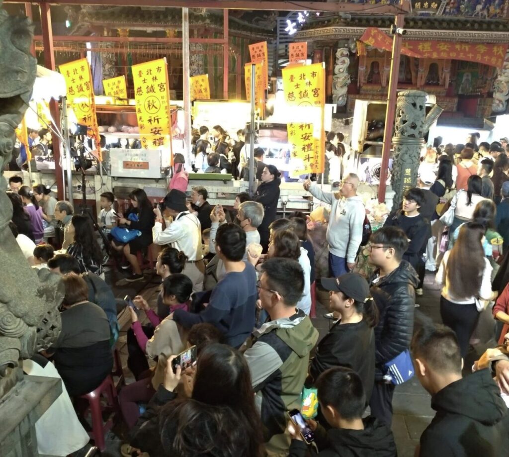 國寶掌中戲再現廟口!義信里里長許立丕結合傳統文化行銷士林夜市商圈 士林區義信里里長許立丕日前邀請國寶級大師陳錫煌傳統掌中劇團於慈諴宮演出,現場座無虛席。(翻攝畫面)