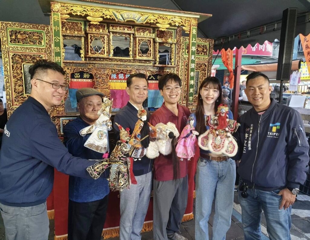 國寶掌中戲再現廟口!義信里里長許立丕結合傳統文化行銷士林夜市商圈 士林區義信里里長許立丕日前邀請國寶級大師陳錫煌傳統掌中劇團於慈諴宮演出,受到熱烈迴響。(翻攝畫面)