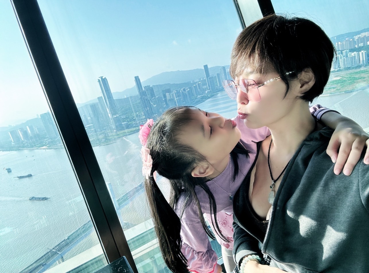 克服五層樓高滑梯!李沛綾「頂艇」帥翻!單獨帶女兒出國實施「魔鬼獨立特訓」 李沛綾以身教與陪伴,成功培養出懂事、獨立又充滿愛的兒女,也難怪被視為演藝圈的「偉大母親」代表之一。(圖/民視 提供)