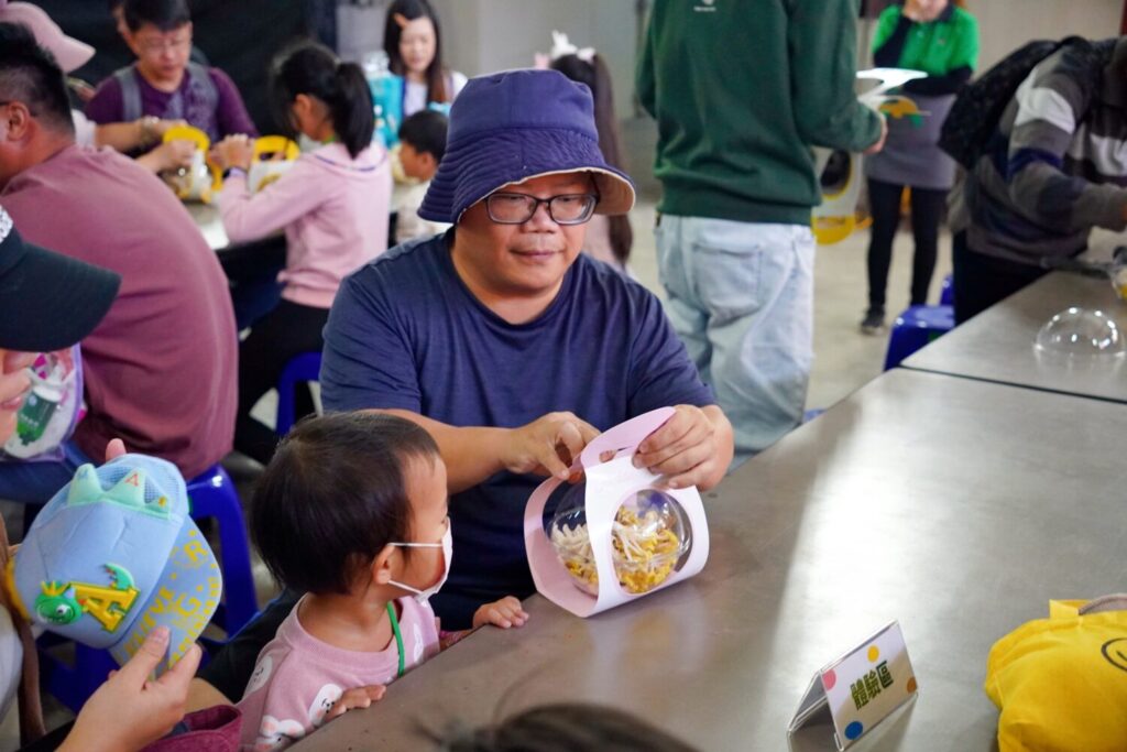 吉祥物 HUGO 兩歲生日派對!親子同樂帶旺埔里農業觀光 家長與孩子一同將親手採收的菇菇細心包裝,親子間的合作互動,為農場體驗增添更多溫暖記憶。(圖/豐年靈芝菇類生態農場)