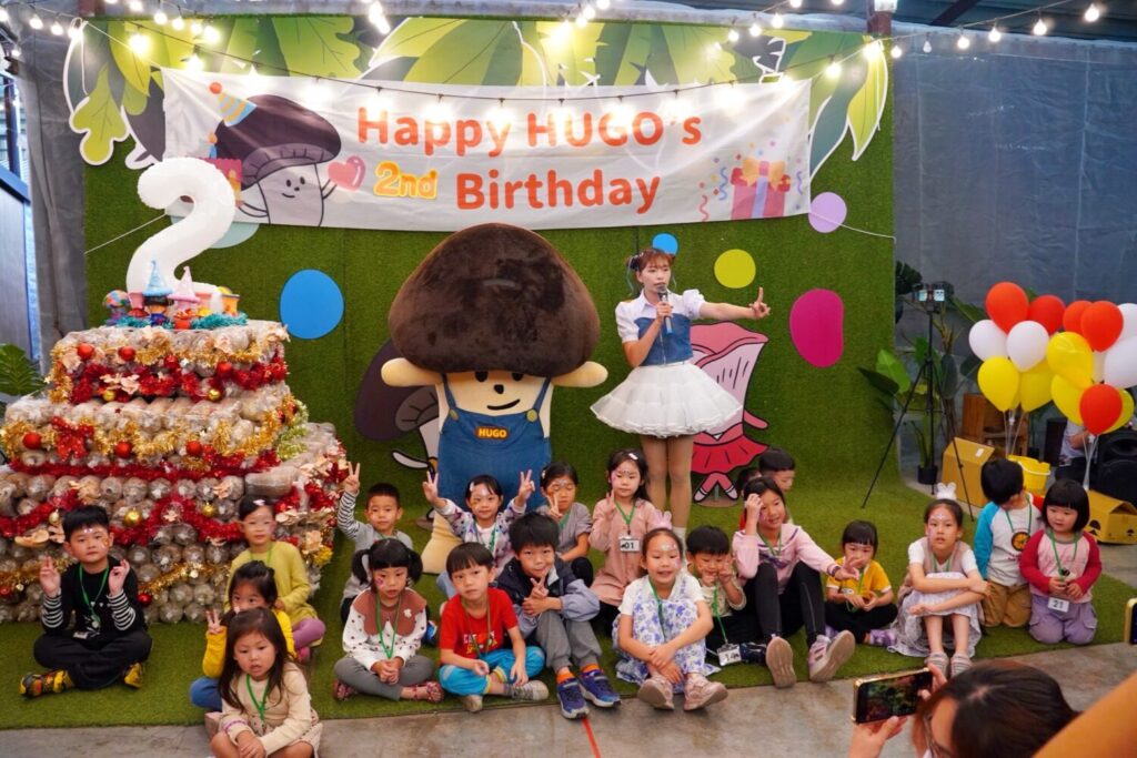 吉祥物 HUGO 兩歲生日派對!親子同樂帶旺埔里農業觀光 生日會大合照,畫下溫馨句點。(圖/豐年靈芝菇類生態農場)