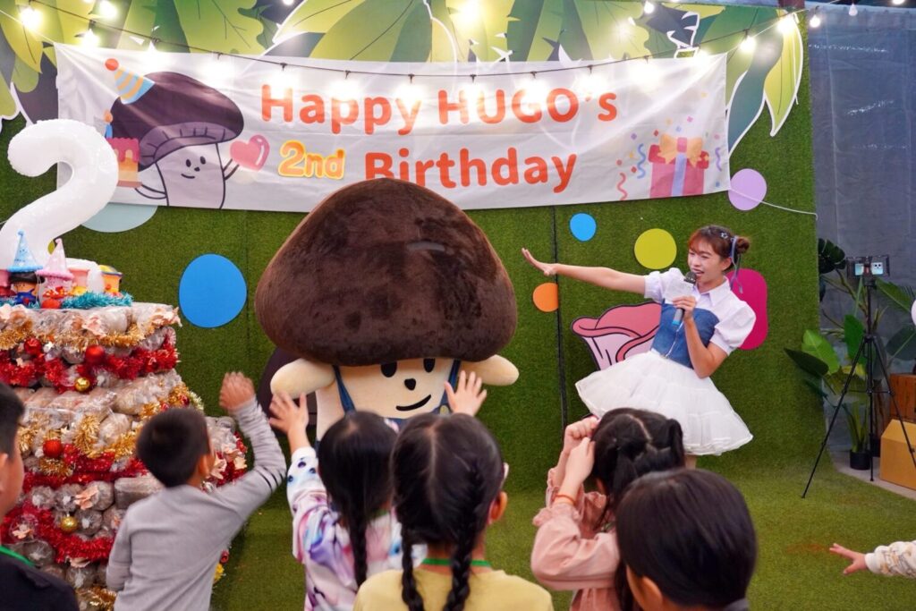 吉祥物 HUGO 兩歲生日派對!親子同樂帶旺埔里農業觀光 吉祥物HUGO現身帶動跳,炒熱活動現場氣氛(圖/豐年靈芝菇類生態農場)