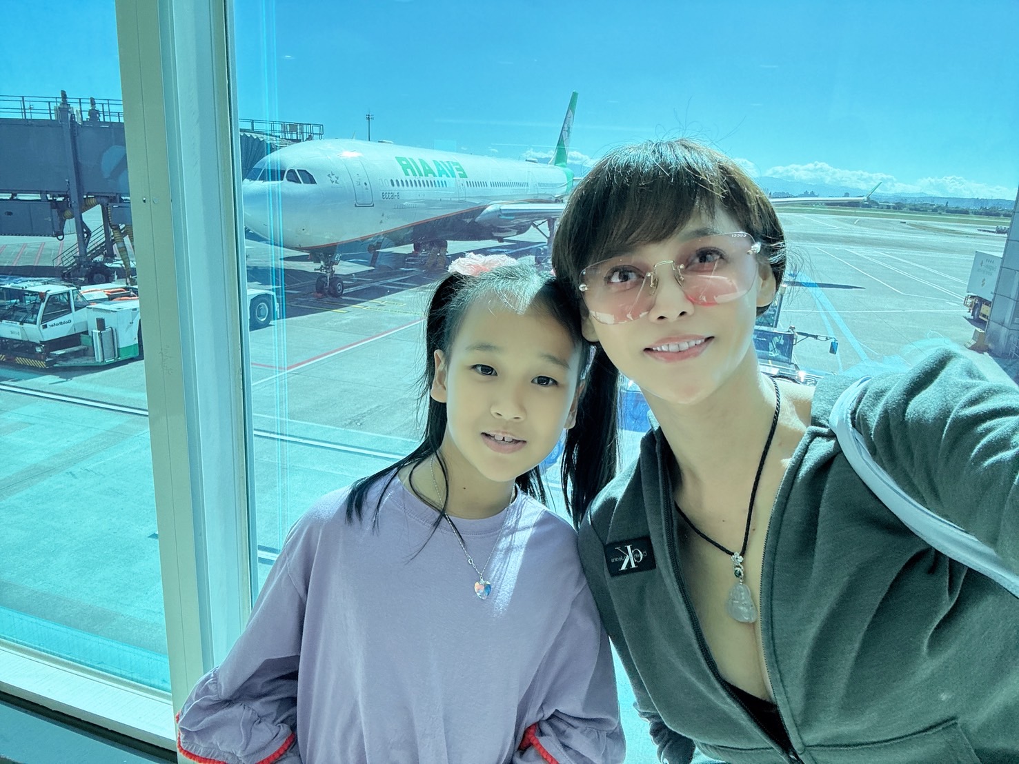 克服五層樓高滑梯!李沛綾「頂艇」帥翻!單獨帶女兒出國實施「魔鬼獨立特訓」 台劇女星李沛綾在投入新八點檔《豆腐媽媽》拍攝前,特別規劃了一趟與女兒的「單獨之旅」。(圖/民視 提供)