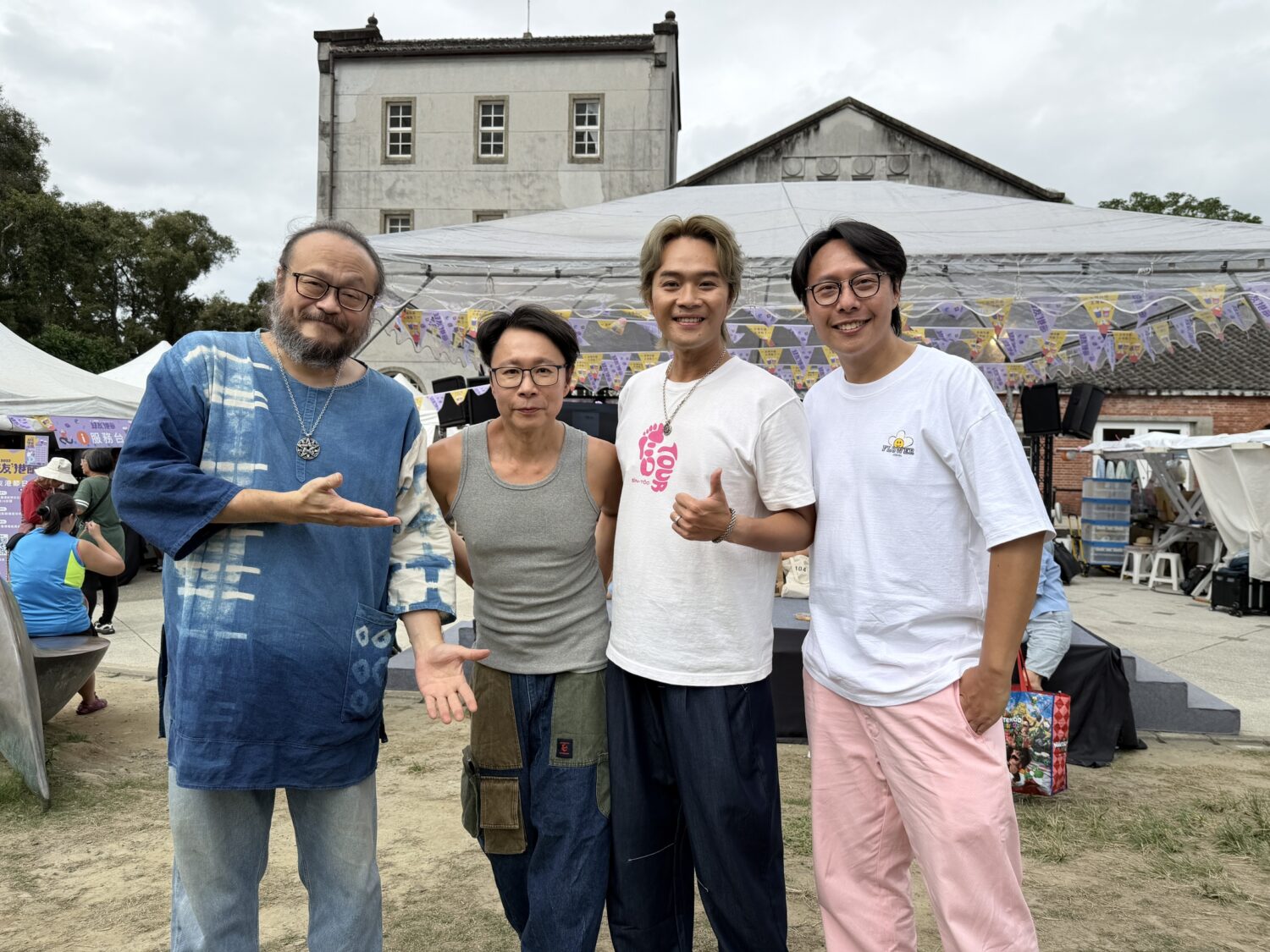 英文金曲、懷舊旋律響「港節」 Beyond前團員劉志遠、金曲歌王謝宇威、金鐘得主柯大堡王牌演出震撼登場! 左起-金曲歌王謝宇威、劉志遠、柯大堡、張啟樂攜手獻唱「好友港節」。(圖/好友港節 提供)